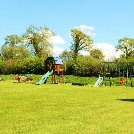 Maison Charmante Avec Piscine Partagee A *