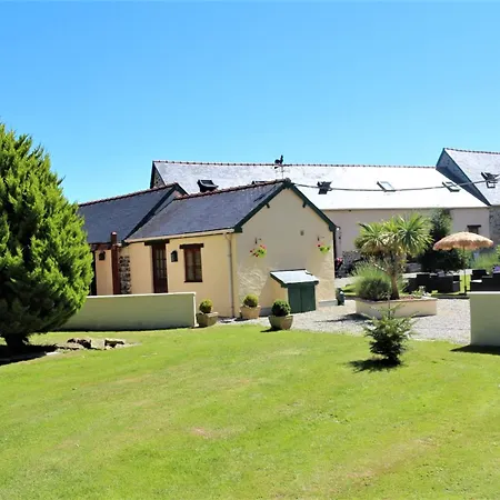 Maison Charmante Avec Piscine Partagee A Nehou