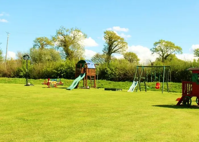 Maison Charmante Avec Piscine Partagée à *
